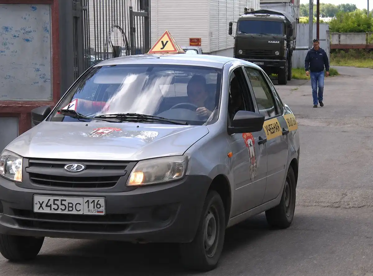 учебный автомобиль экзамен по вождению
