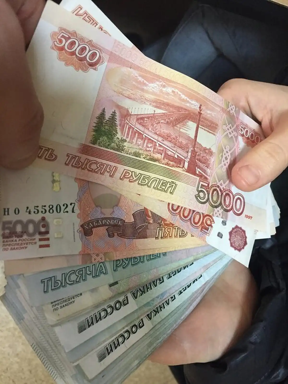 руки держат деньги