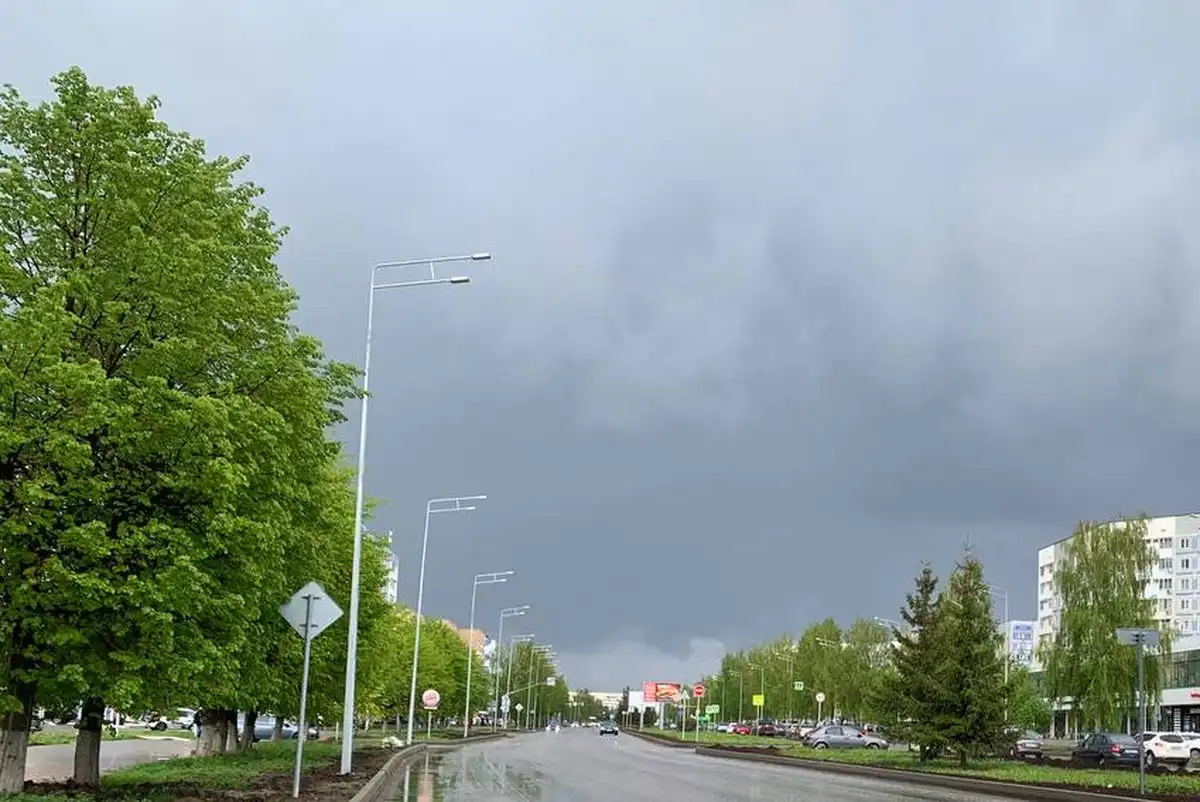 тучи мокрый асфальт летом в Нижнекамске