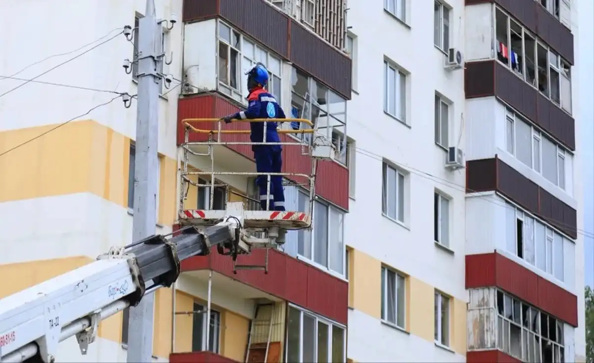 человек поднимается на подъемнике, чтобы обследовать дом на Чабьинской в Нижнекамске, пострадавший после атаки БПЛА