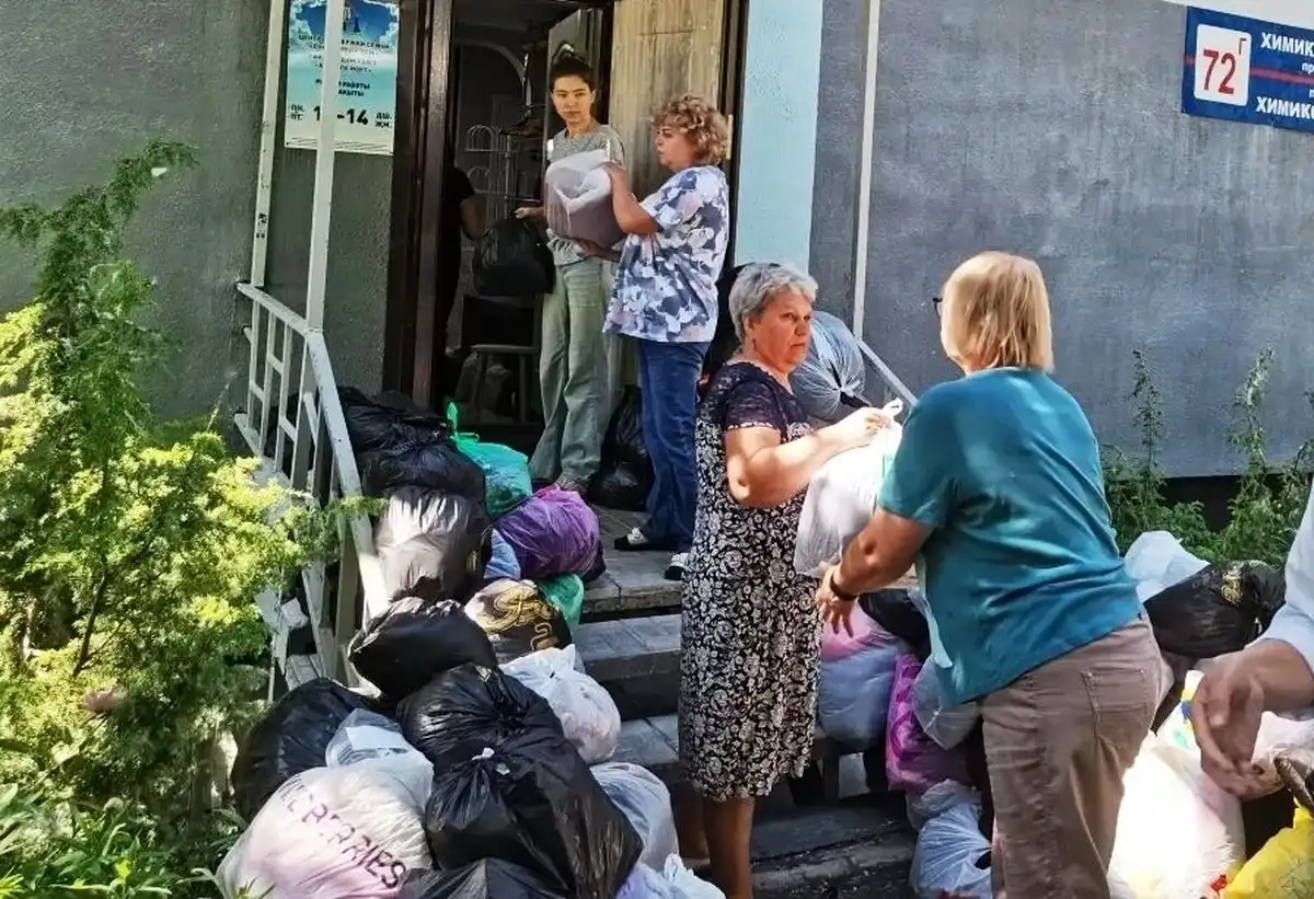 Погрузка собранных для малоимущих Старошешминска вещей в центре Счастливый дом
