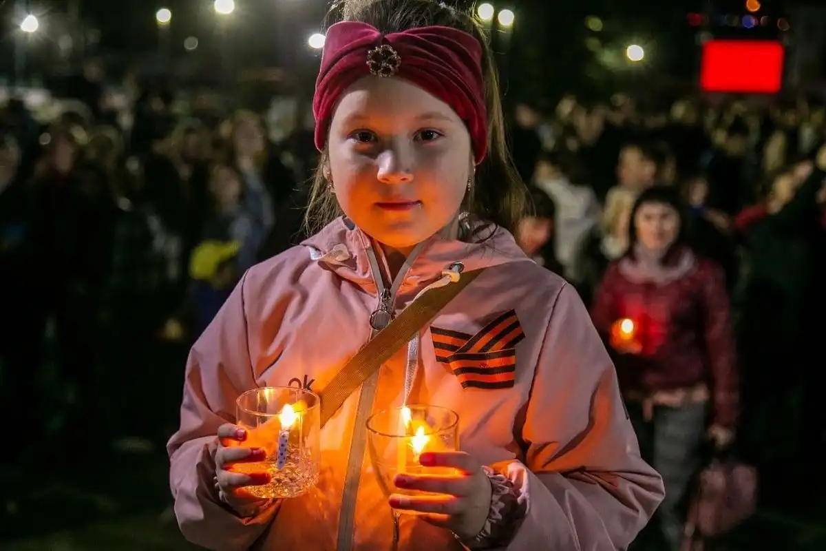 Девочка со свечами в руках у монумента Победы в Нижнекамске