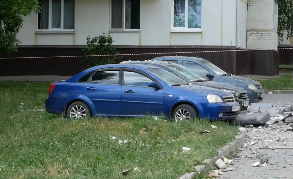 Поврежденные осколками после атаки БПЛА на дом в Нижнекамске автомобили