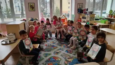 дети сидят за столом