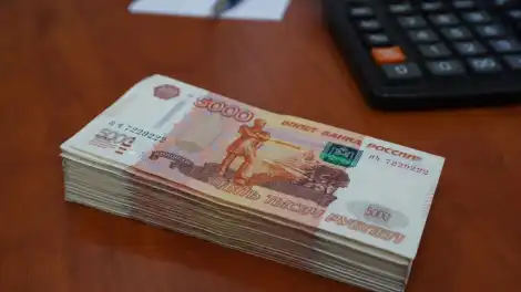 пачка рублёвых купюр на столе