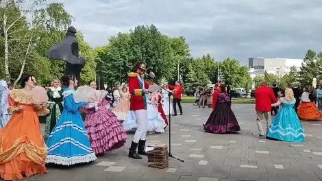 танцуют в бальных платьях