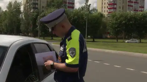 инспектор ГАИ проверяет документы