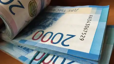 купюры лежат на столе