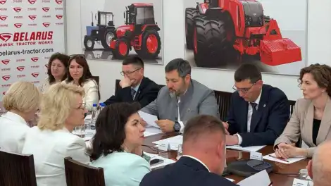 люди сидят на совещании