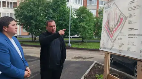 мужчины изучают паспорт ремонтных работ