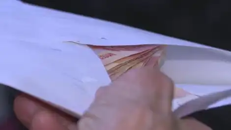 конверт с деньгами