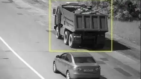 Грузовик попал в объектив камеры видеофиксации