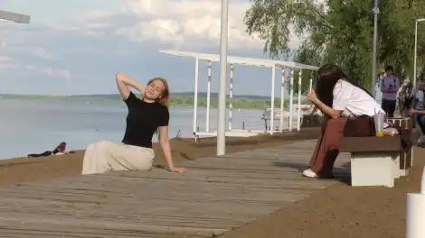 девушка фотографируется на пляже в Нижнекамске