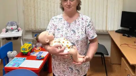 врач с куклой