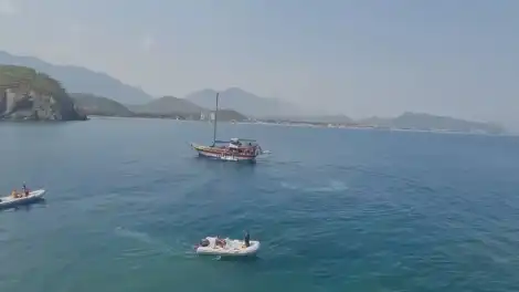 катера в море