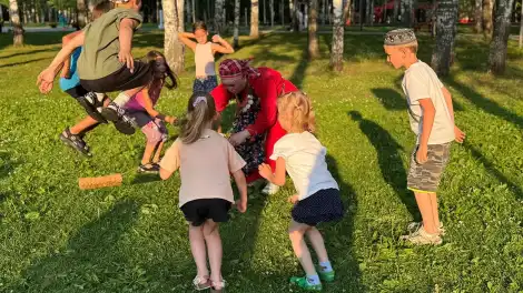 дети прыгают на лужайке
