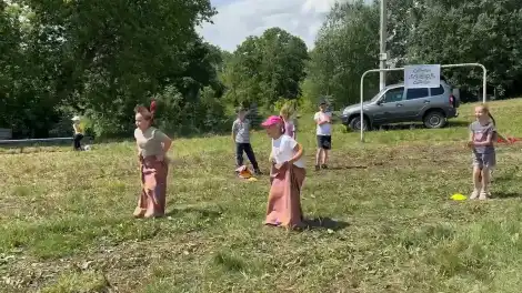 дети бегают в мешках