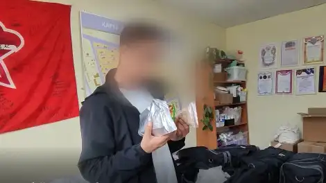 молодой человек держит в руках гуманитарную помощь