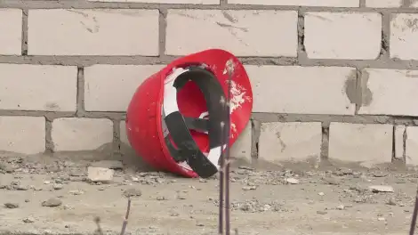 строительная каска лежит на полу