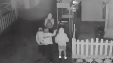 дети ночью у ларька
