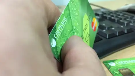 банковская карта в руках