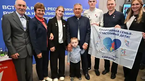 Семья Сафиных из Нижнекамска на встрече с раисом Татарстана Рустамом Миннихановым