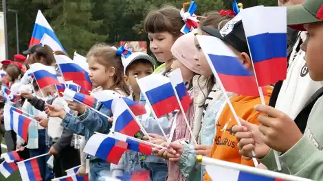дети с флажками