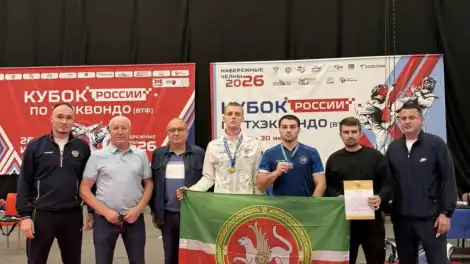 люди стоят и держат флаг