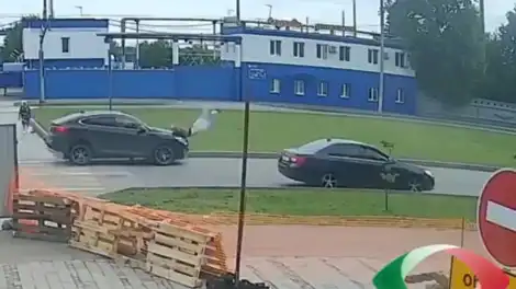 девушку сбивает машина