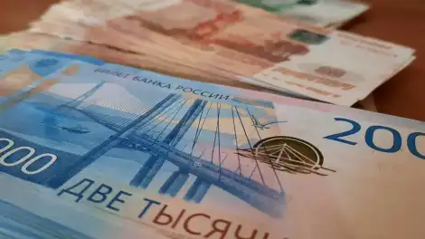 денежные купюры лежат на столе