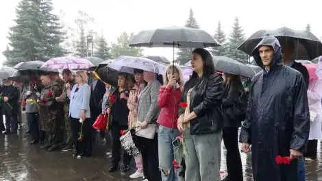 люди стоят на митинге памяти