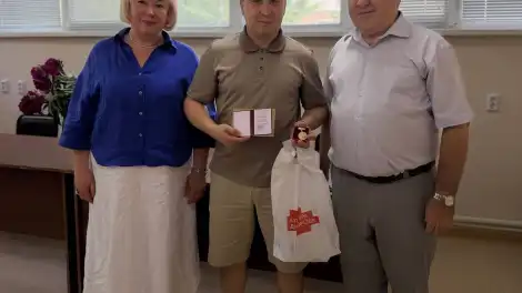 вручают нагрудный знак «Почетный донор России» Станиславу Тансарину