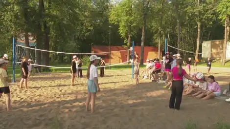 лагерь лето дети волейбол песок площадка
