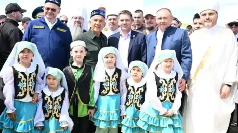 люди в национальных костюмах
