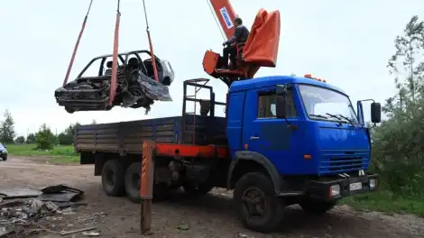 Эвакуатор грузит бесхозный автомобиль в Нижнекамске