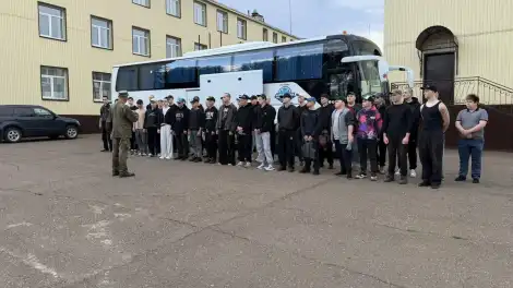 призывники стоят возле автобуса