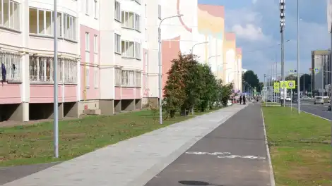 улица дом город деревья лето окна балконы