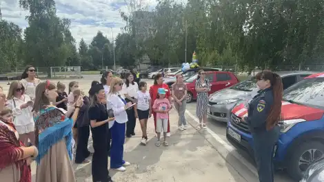 женщины стоят возле машин