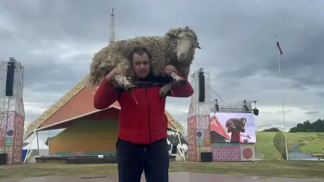 батыр стоит с бараном