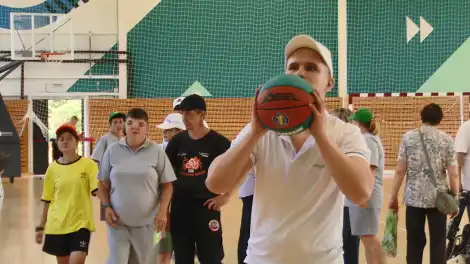 играют в баскетбол