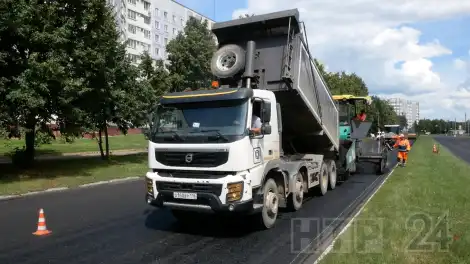 техника укладывает асфальт на пр. Химиков в Нижнекамске
