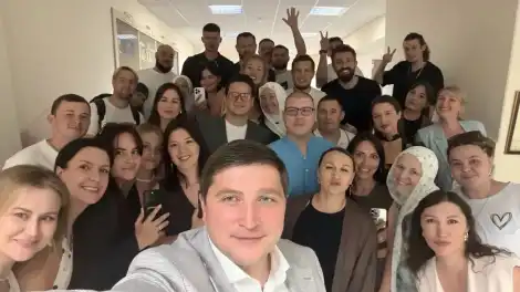 люди делают селфи
