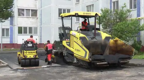 дорожная техника на ремонте двора