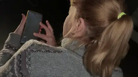 девушка с телефоном