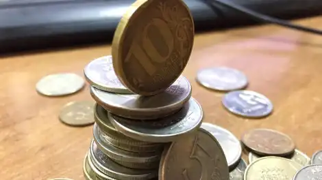 монеты на столе