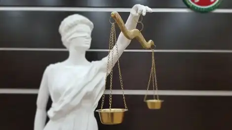 статуя Фемиды с весами в руках