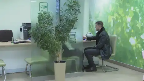 мужчина сидит за столом