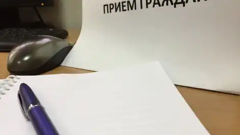 ручка лежит на листке бумаги