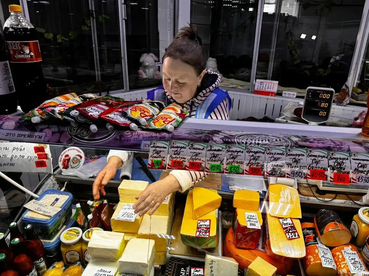 продавец выставляет продукты на прилавок