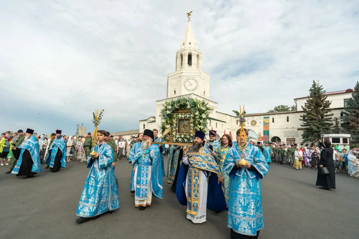 священники несут Казанскую икону Божией Матери, на фоне Казанский Кремль